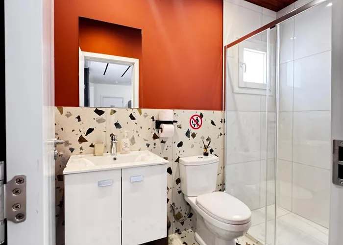 Modern 7 Private Kitchenette And Bathroom *