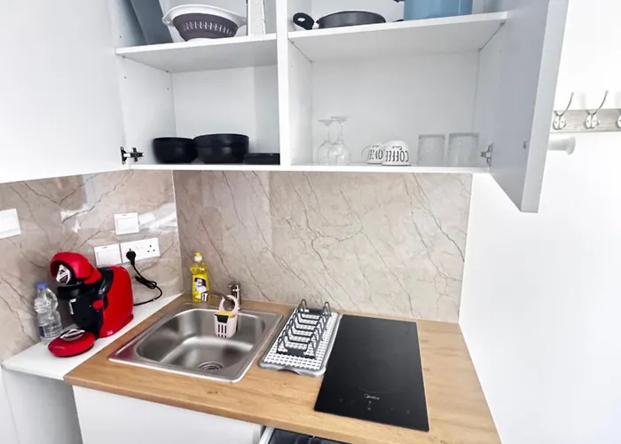 Modern 7 Private Kitchenette And Bathroom شقة ليماسول