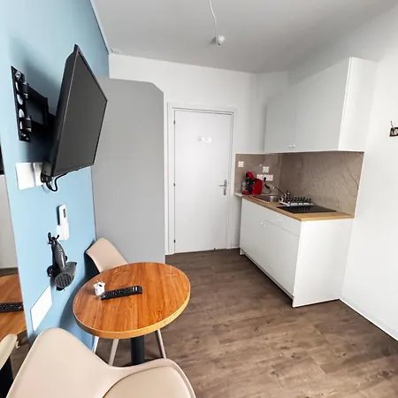 Apartment Modern 7 Private Kitchenette And Bathroom