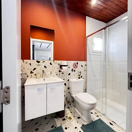 Modern 7 Private Kitchenette And Bathroom *