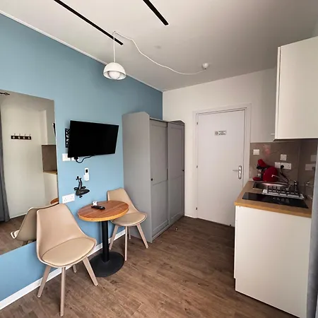 Modern 7 Private Kitchenette And Bathroom Apartment *
