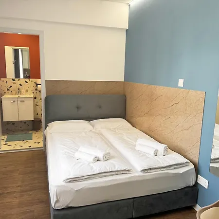 Modern 7 Private Kitchenette And Bathroom Apartment
