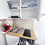 Modern 7 Private Kitchenette And Bathroom Appartement Limasol