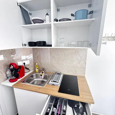 Modern 7 Private Kitchenette And Bathroom Apartament Limassol