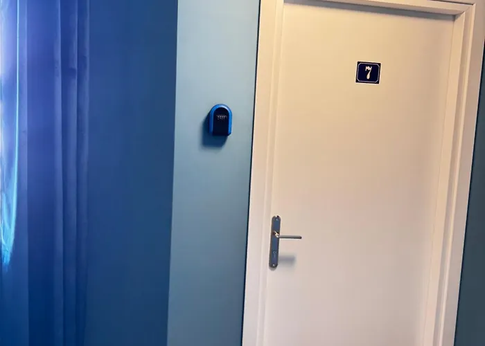 Modern 7 Private Kitchenette And Bathroom Lägenhet